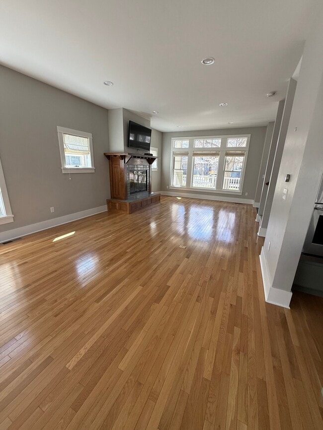 Building Photo - 425 S Yellowstone St