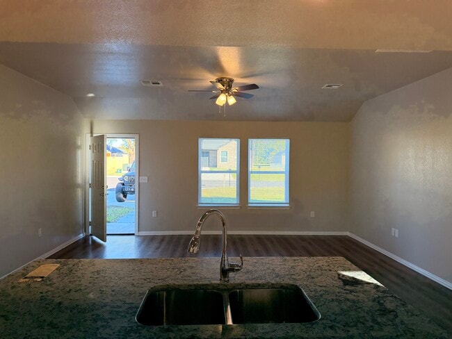 Building Photo - 713 Pemberly