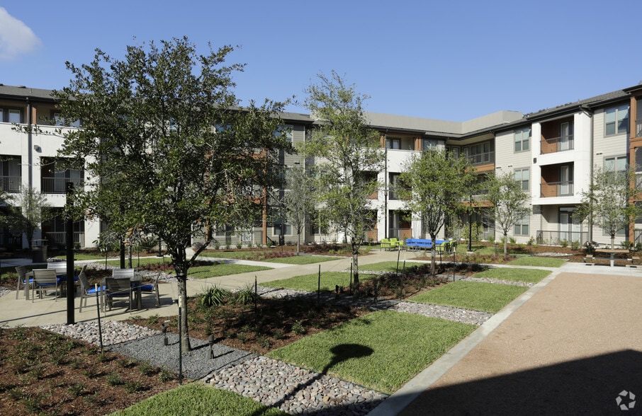 Building Photo - Axis Marketplace