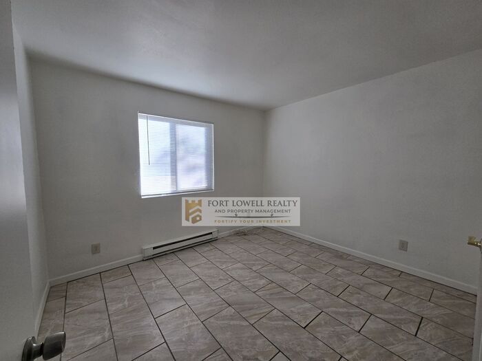 Building Photo - 330 E Corona Rd