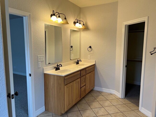 Building Photo - 503 Woodland Park Dr