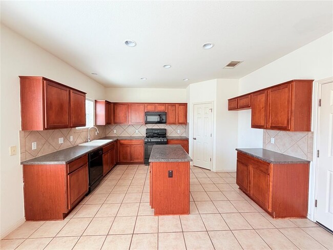 Building Photo - 1913 Short Summer Dr