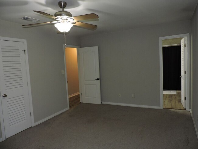 Building Photo - Convenient westside location!