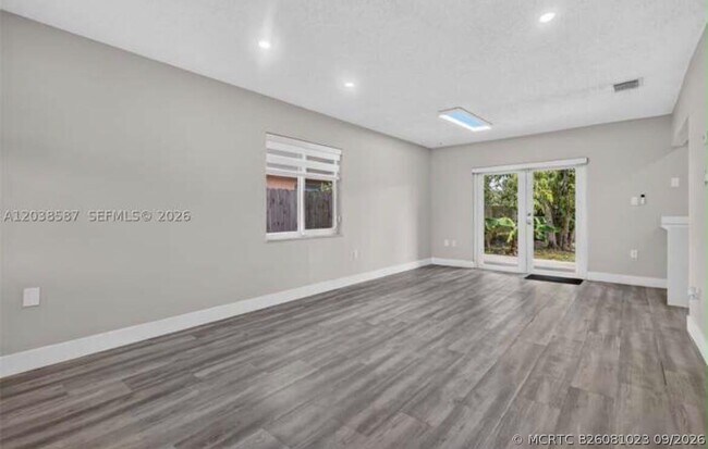 Building Photo - 5637 SW 36th Ct