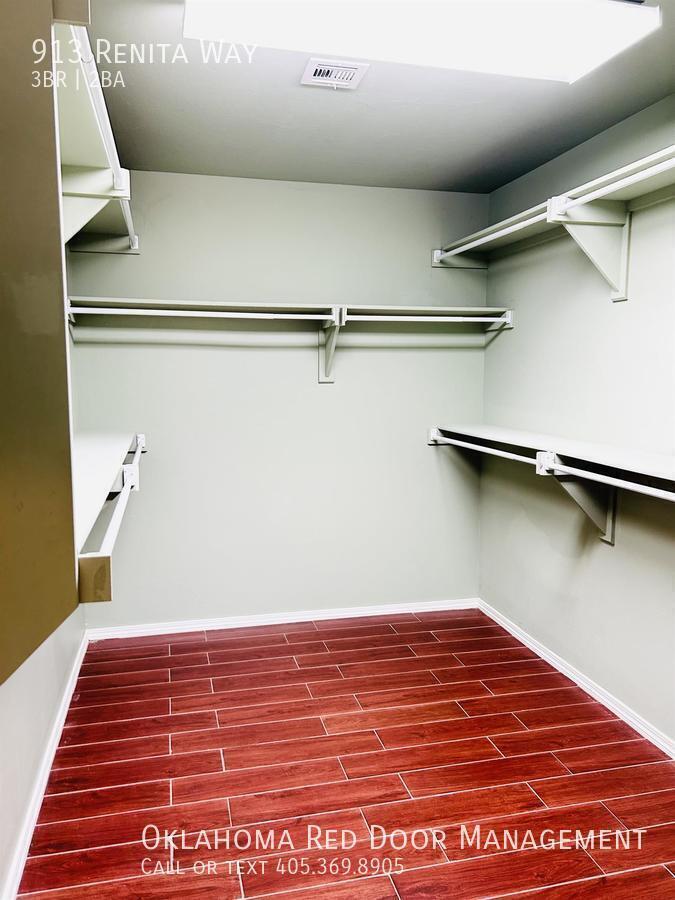 Building Photo - 913 Renita Way