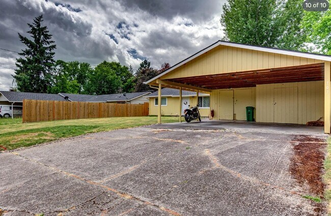 Building Photo - 707 N Holly Dr