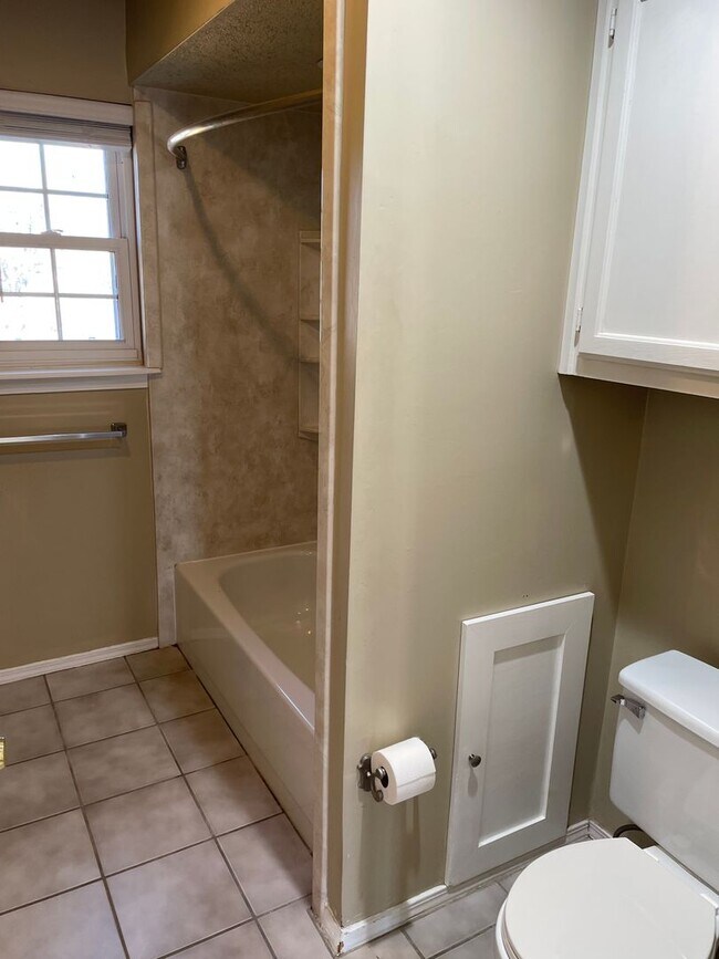 Building Photo - Darling 1 Bed, 1.5 Bath Townhouse with sma...