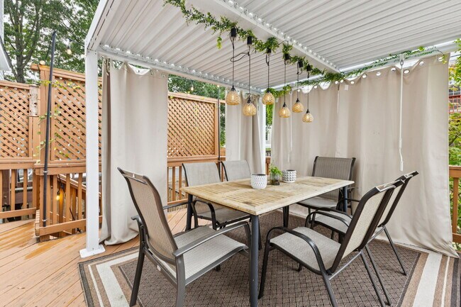 Building Photo - Nestled in the desirable Potomac Lakes com...