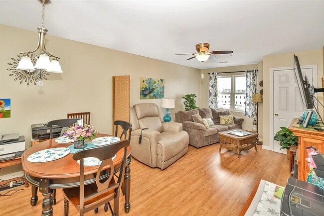 Building Photo - Sophisticated Space Designed for Comfort
