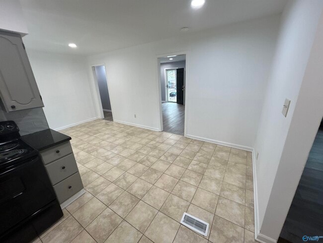 Building Photo - 6202 Valley Park Dr NW