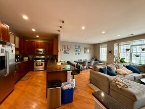 Building Photo - Stunning 2 Bed 2 Bath in the Wicker Park area