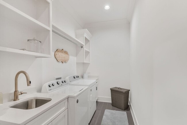 Building Photo - 5 Bedroom Home with Luxury Finishes in West End