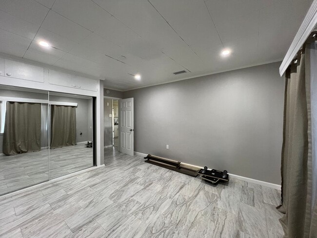 Building Photo - Beautiful 3 Bedroom 1 Bathroom House with Fenced and Landscaped Yard with All Utilities Included