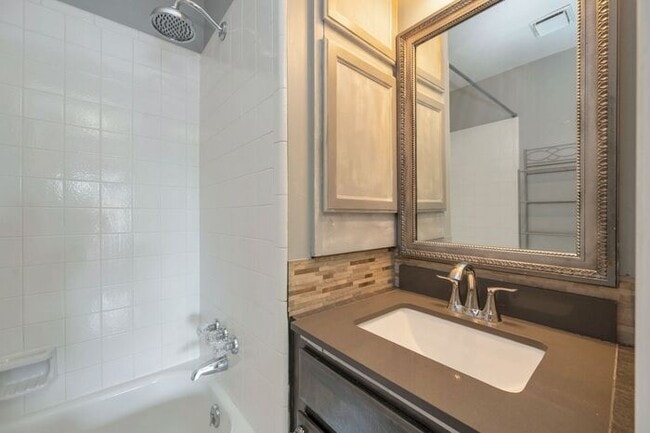 Building Photo - Great Location - Leafy Sandy Condo