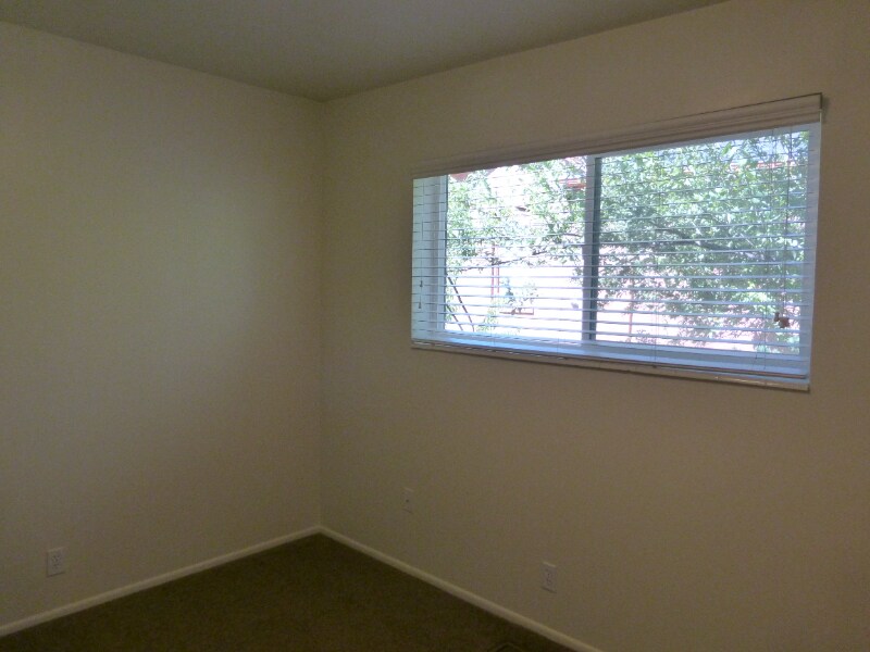 Building Photo - 475 N St E