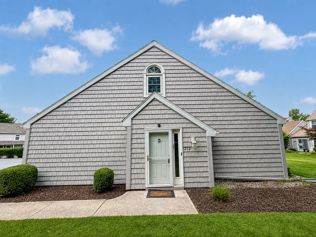 Building Photo - 252 Crescent Dr