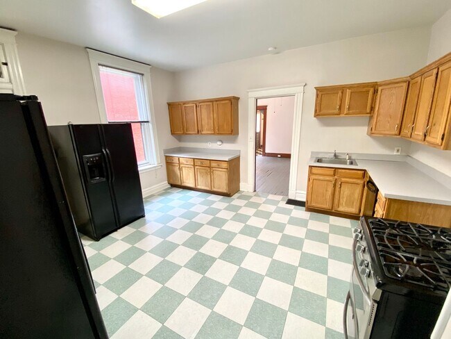 Building Photo - Spacious 5 bed/2 bath on Victor Mins. from...