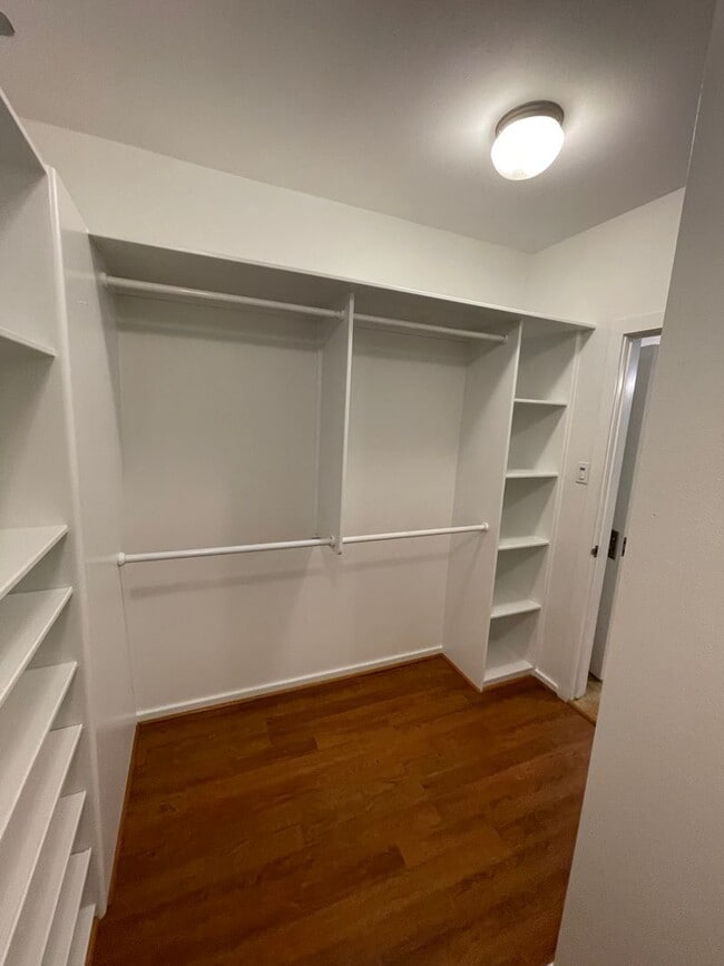 Building Photo - Freshly updated 2/2/Study home