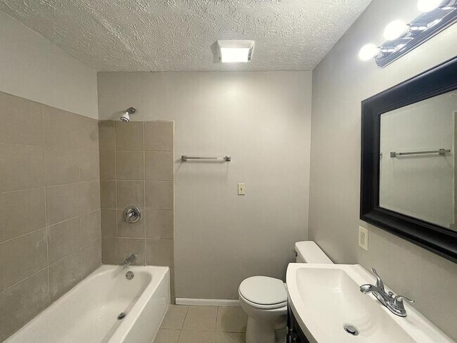 Building Photo - 942 W 25th St