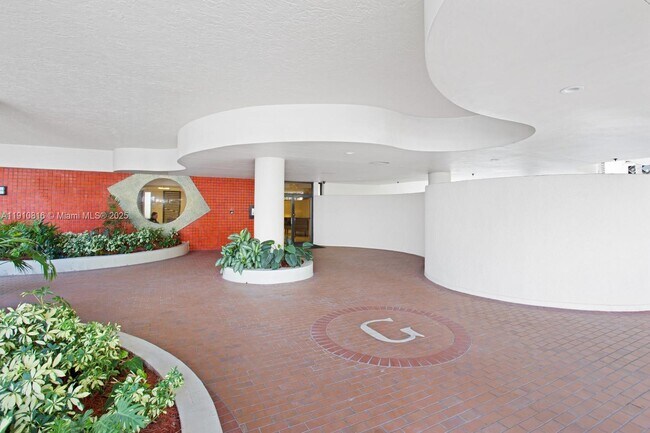 Building Photo - 1623 Collins Ave