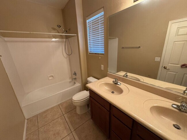 Building Photo - 467 E Calle De Ocaso