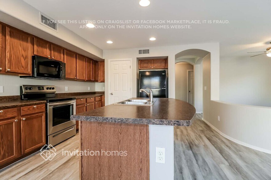 Building Photo - 25842 W Gibson Ln