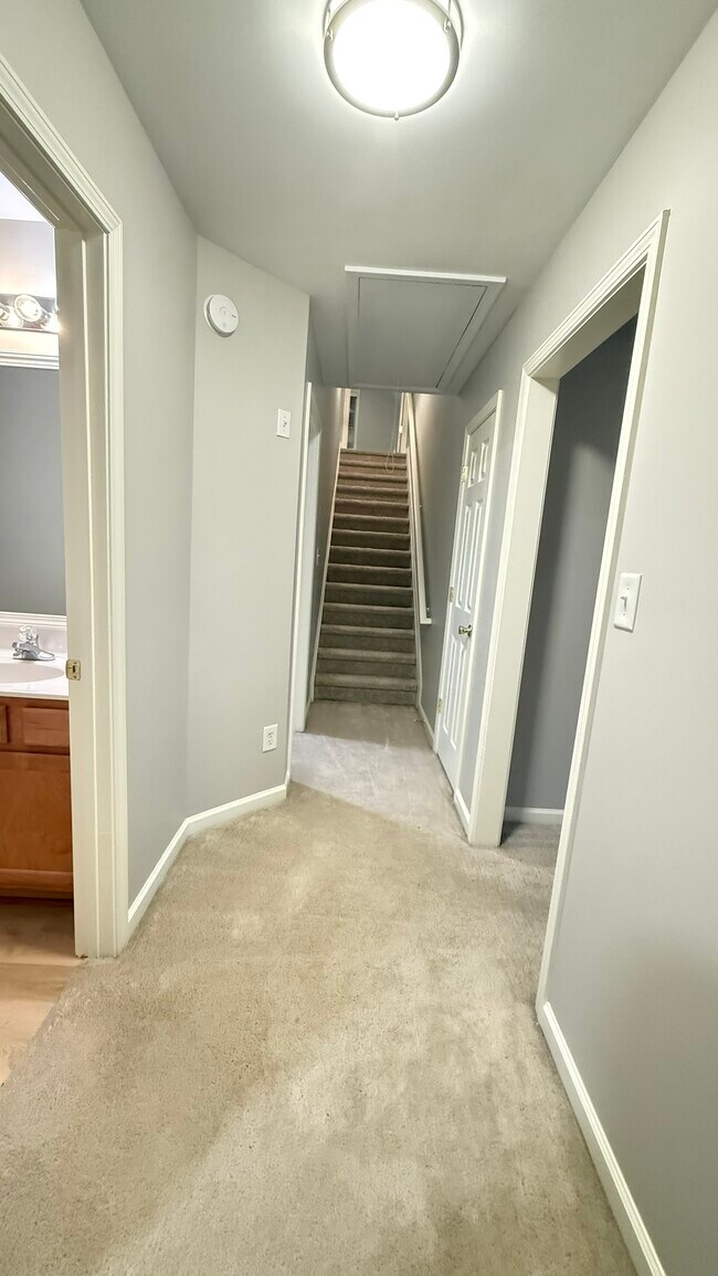 Building Photo - 2350 Walnut Tree Ct NE