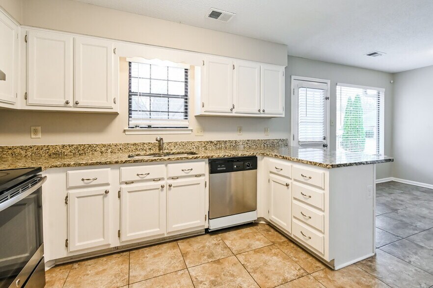 Building Photo - 2811 Maryland Cir E