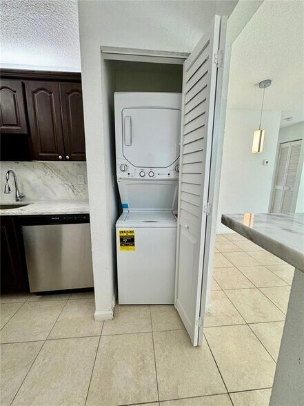 Building Photo - 11044 Royal Palm Blvd