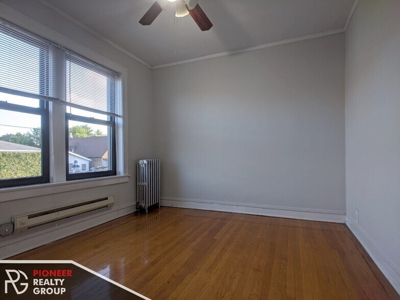 Building Photo - 1129 W Oakdale Ave