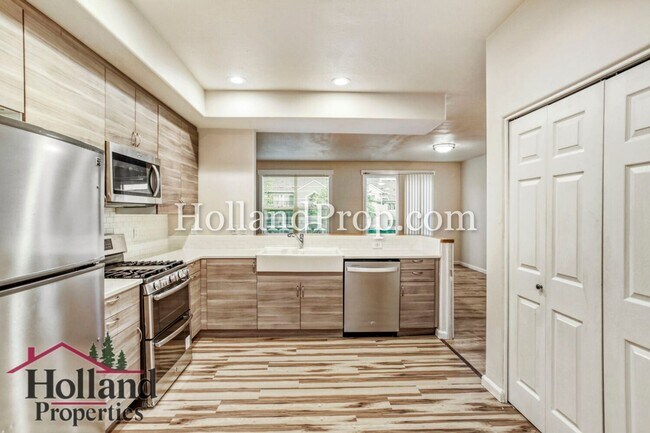 Building Photo - Beautifully Remodeled Beaverton Townhouse!