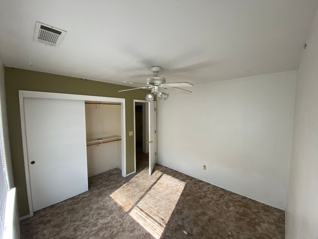 Building Photo - 2 bedroom 1 bath in Northwest Hanford, rea...