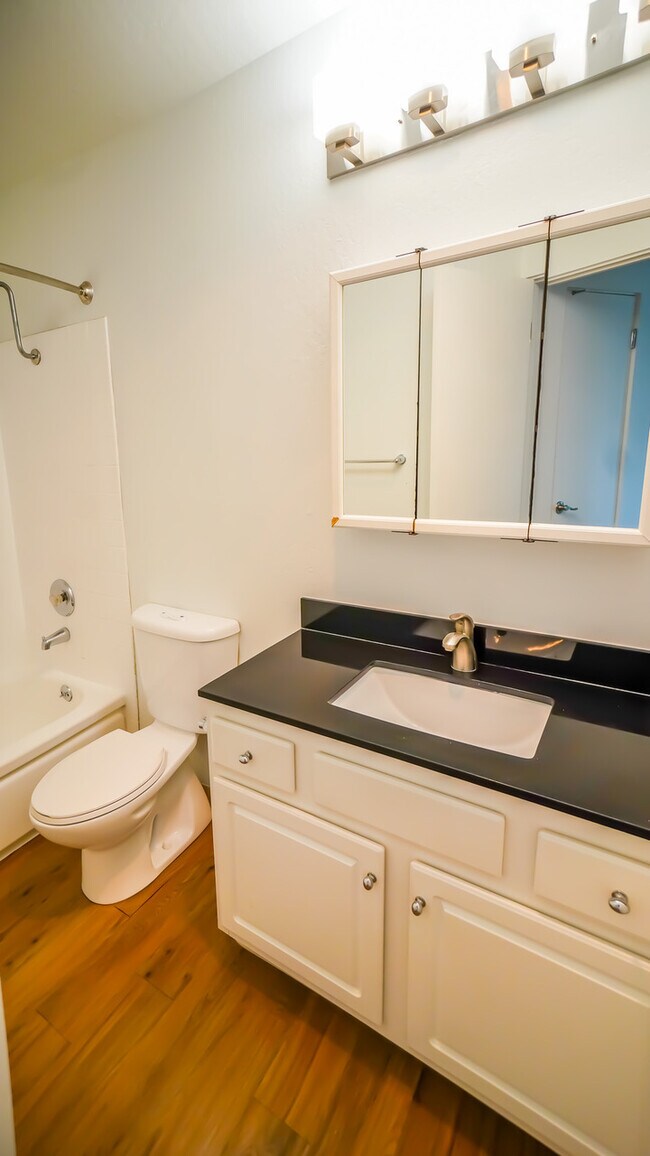 Building Photo - 1827 Lincoln Ave