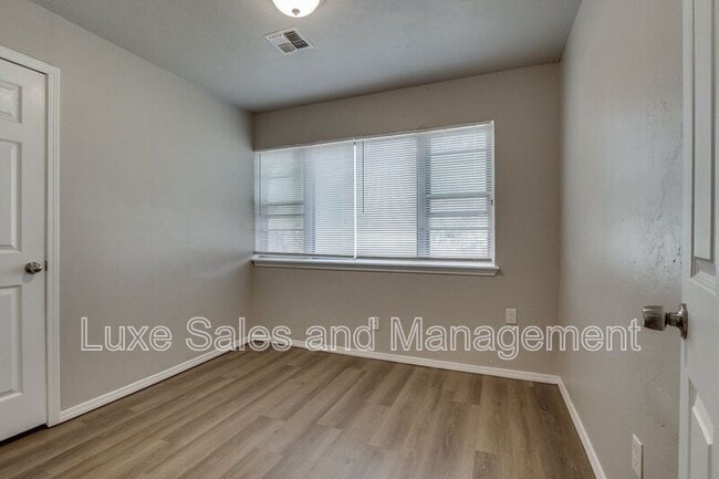 Building Photo - 1005 SW 63rd St