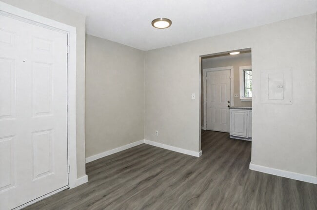 Building Photo - All-Electric 2BR/1.5BA Gem in Prime Campbellton Rd Location