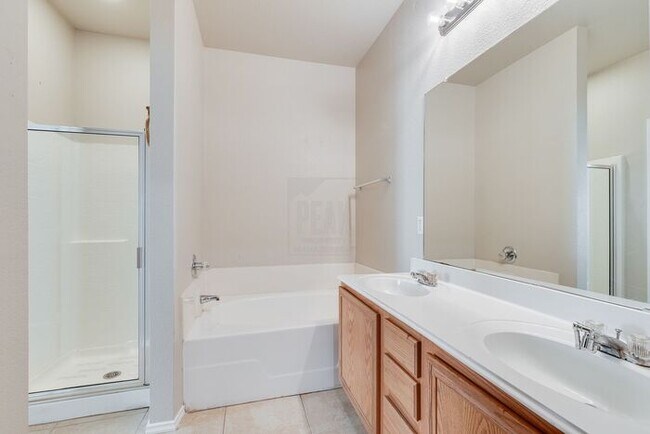 Building Photo - 4 Bedroom/2 Bathroom HOME FOR LEASE! Just ...
