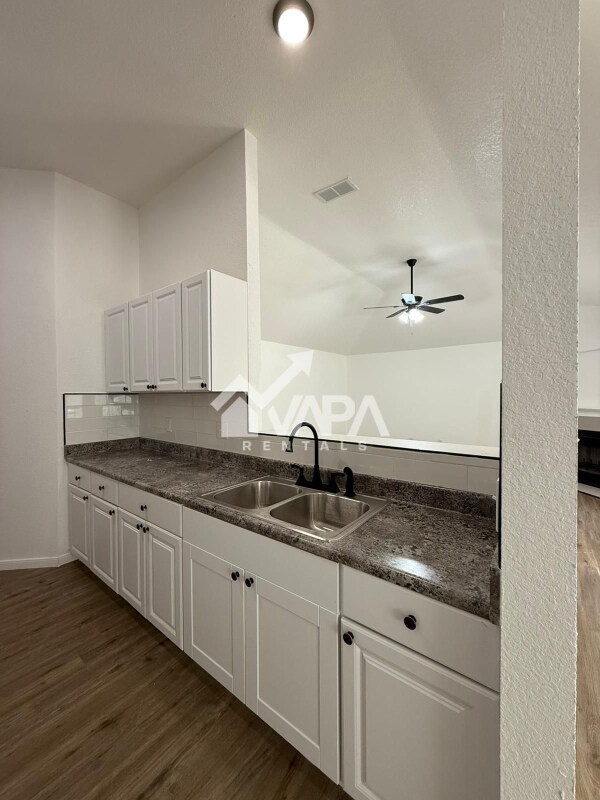 Building Photo - 5215 Fountain Lake Dr