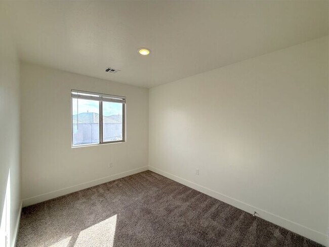 Building Photo - 4 Bed, 2.5 Bath Home with 2 Car Garage
