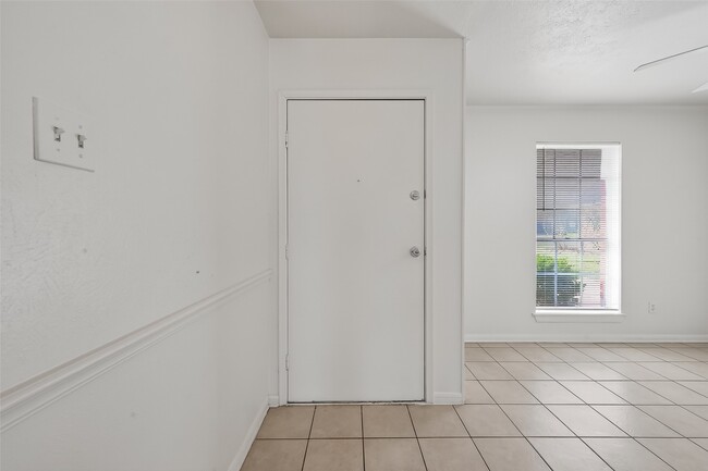 Building Photo - 2709 Lee Cir