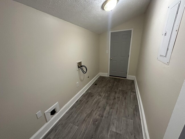 Building Photo - 824 Riverview St