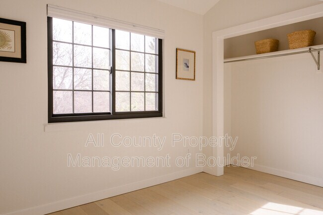 Building Photo - 727 Julian Cir