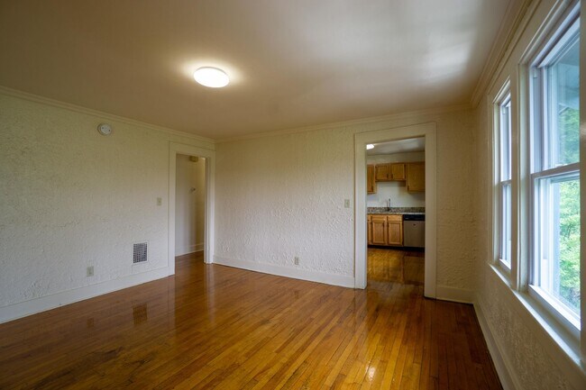 Building Photo - 3 Bed|1 Bath Apartment in Westcott Neighbo...