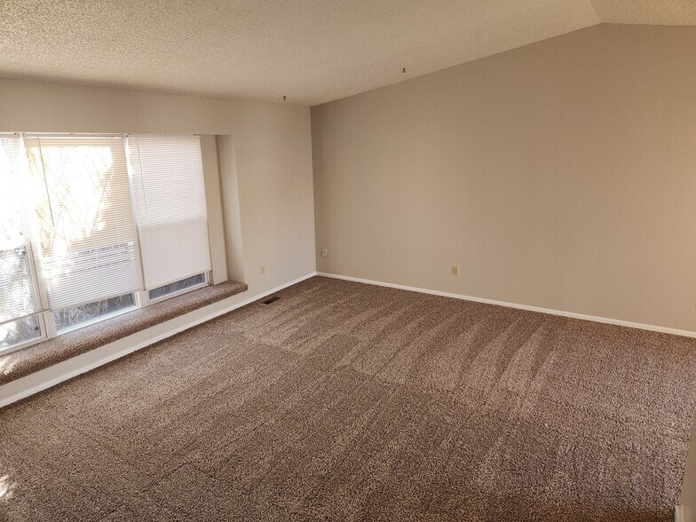 Building Photo - 6672 Fredrick Dr