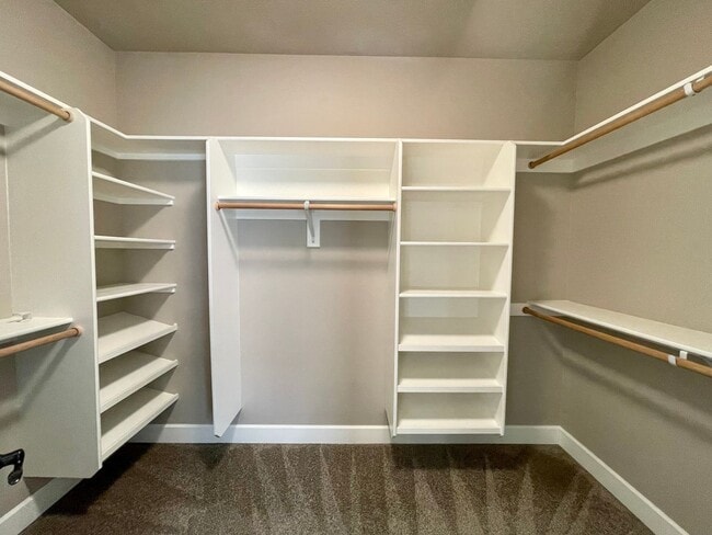 Building Photo - Beautiful Single Story Home!! 3 bed/2 bath with Open Floor Plan and Large Yard!!