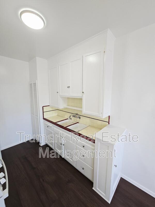 Building Photo - 410 E Harvard St