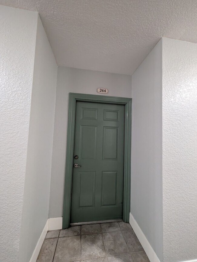 Building Photo - Great 1/1 Studio unit with wood floors and pool view patio!