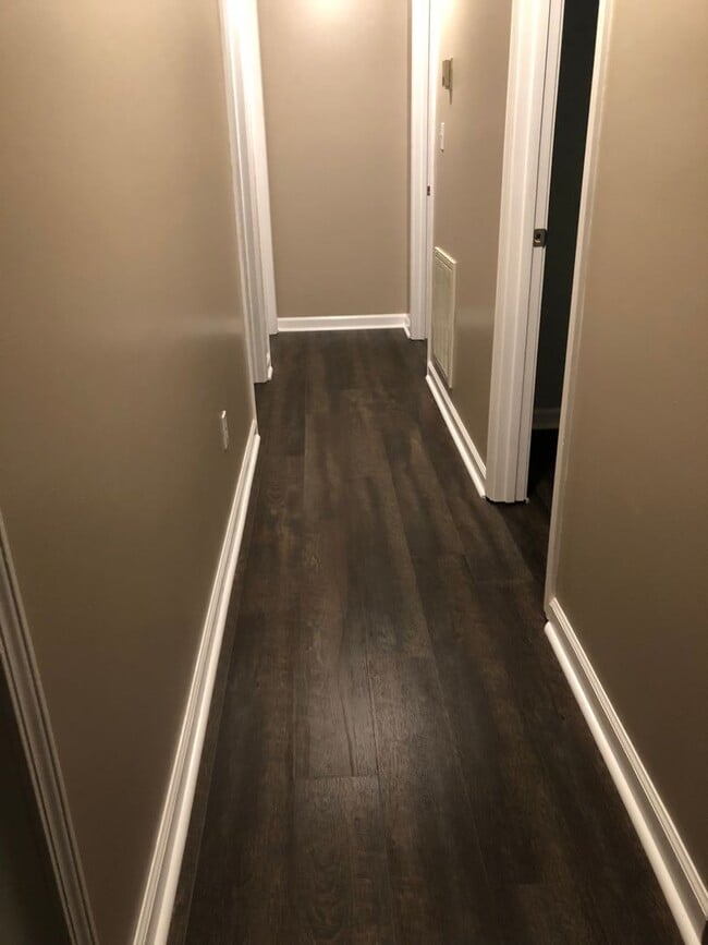 Building Photo - Four bedroom home in Plum Springs with fully finished basement