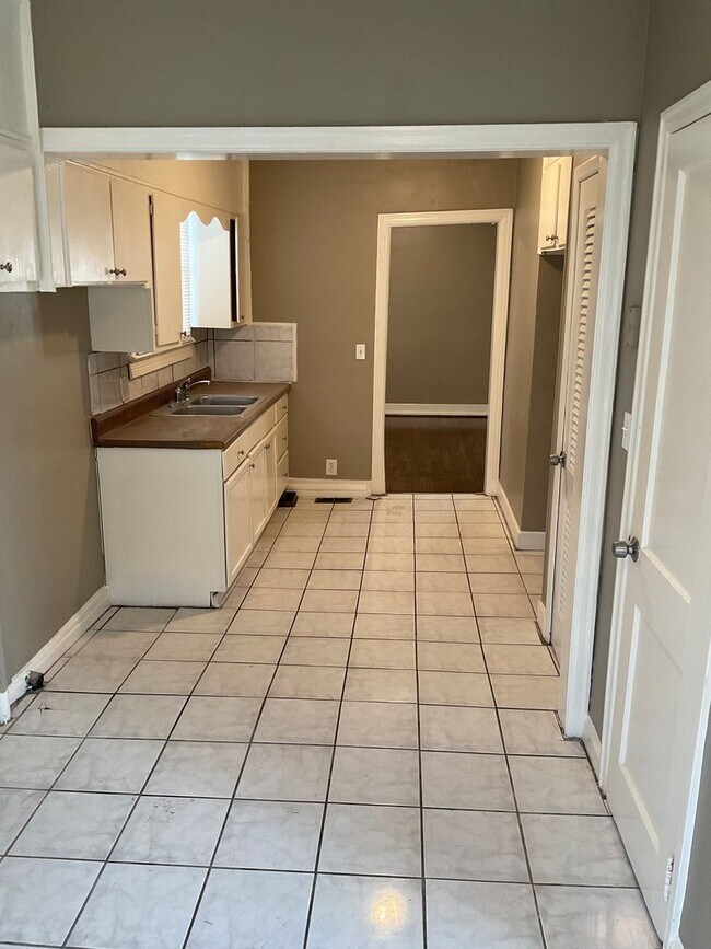 Building Photo - MOVE IN SPECIAL AVAILABLE!!