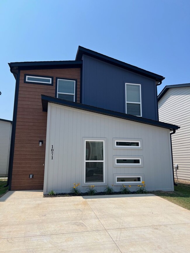 Building Photo - Featherston Village - Modern Living - LEASING SPECIAL!