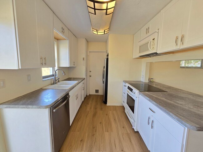 Building Photo - South Sarasota/ Gulf Gate 3 bed/ 1 bath Ho...